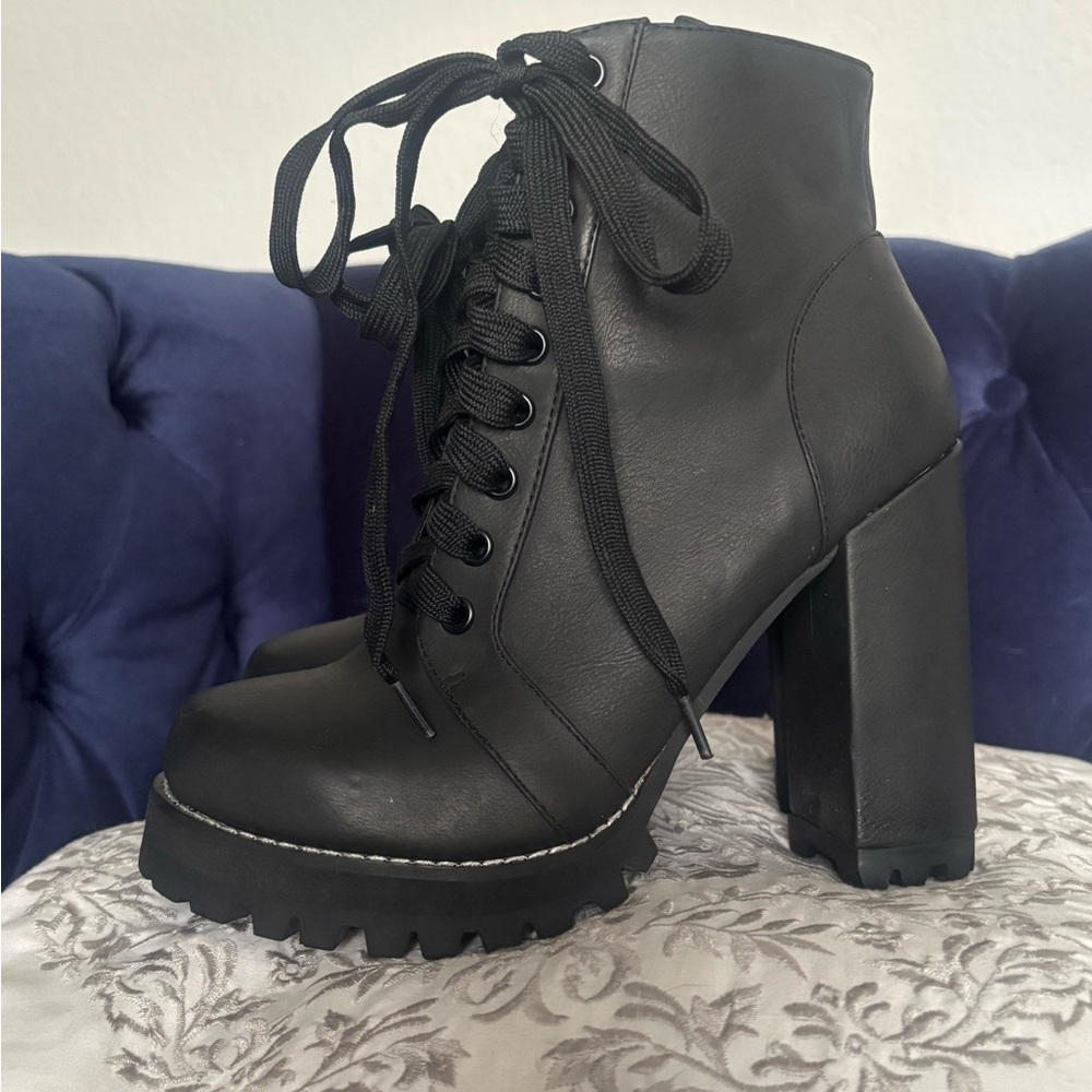 Women's Black Lace-Up Chunky Heel Ankle Boots